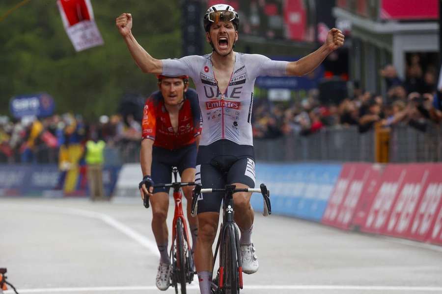 João Almeida à frente de Geraint Thomas
