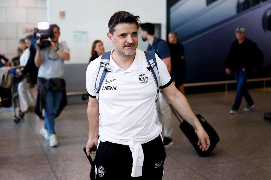 Nuno Dias, treinador do Sporting, à chegada ao aeroporto Humberto Delgado em Lisboa Nuno Dias, treinador do Sporting, à chegada ao aeroporto Humberto Delgado em Lisboa