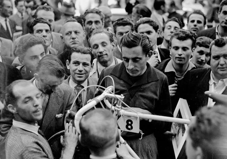 Fausto Coppi alla partenza del 30° Giro d'Italia, Milano