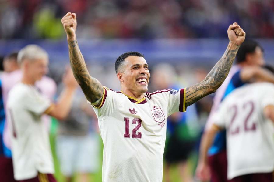 Pedro Porro celebra con sus compañeros