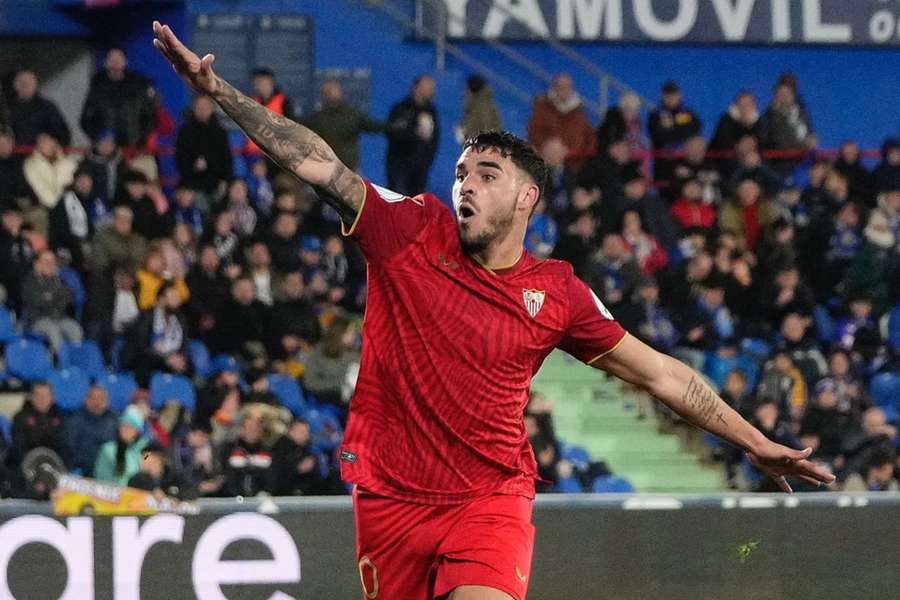 Isaac Romero celebra uno de sus goles con el Sevilla