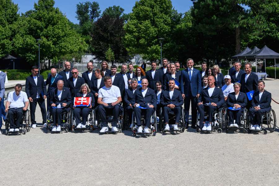 Spoločná fotografia slovenských paralympionikov počas skladania sľubu. Spoločná fotografia slovenských paralympionikov počas skladania sľubu.