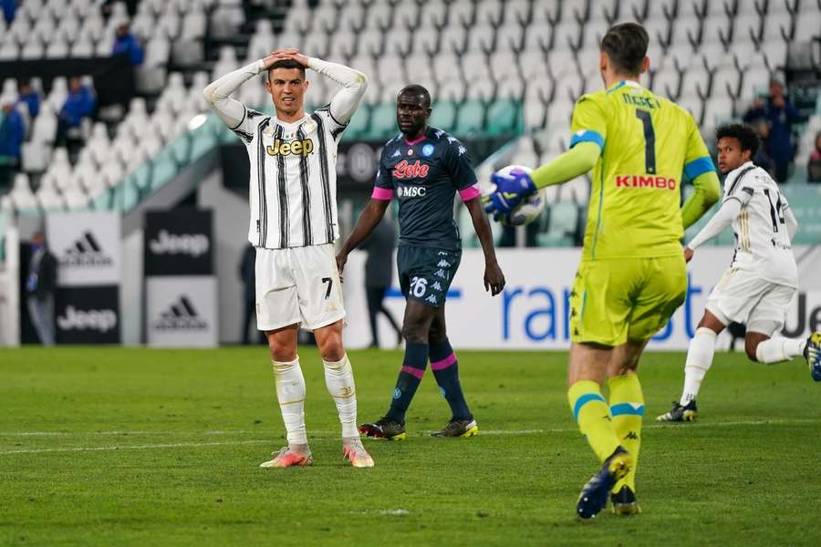 Cristiano Ronaldo už obranu Neapole trápit nebude.