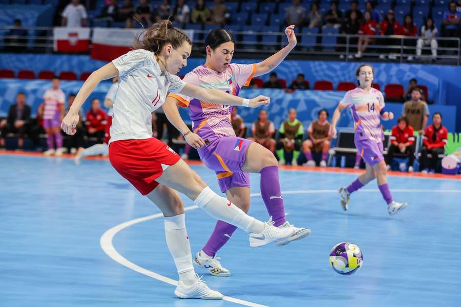 Wiktoria Pietrzyk (L) z Polski walczy z zawodniczkami z Filipin podczas meczu w ramach MŚ 2025 w Pasig City na Filipinach, 21 listopada 2025 r. Wiktoria Pietrzyk (L) z Polski walczy z zawodniczkami z Filipin podczas meczu w ramach MŚ 2025 w Pasig City na Filipinach, 21 listopada 2025 r.