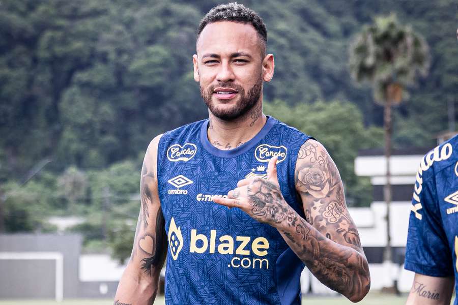 Neymar treinou normalmente com os companheiros de Santos 
