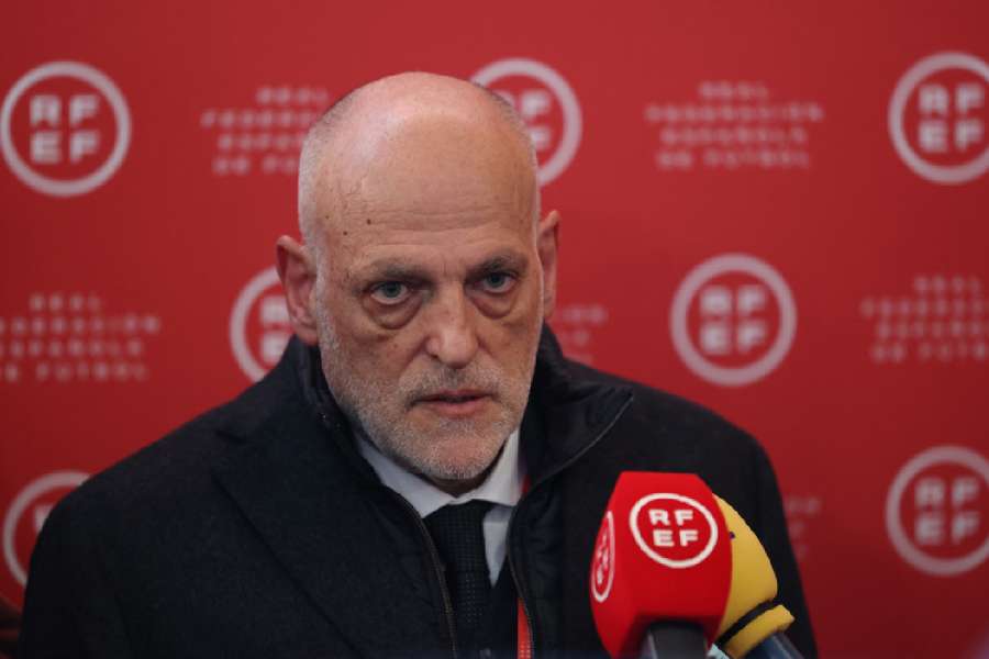 O presidente da LaLiga, Javier Tebas, fala à imprensa
