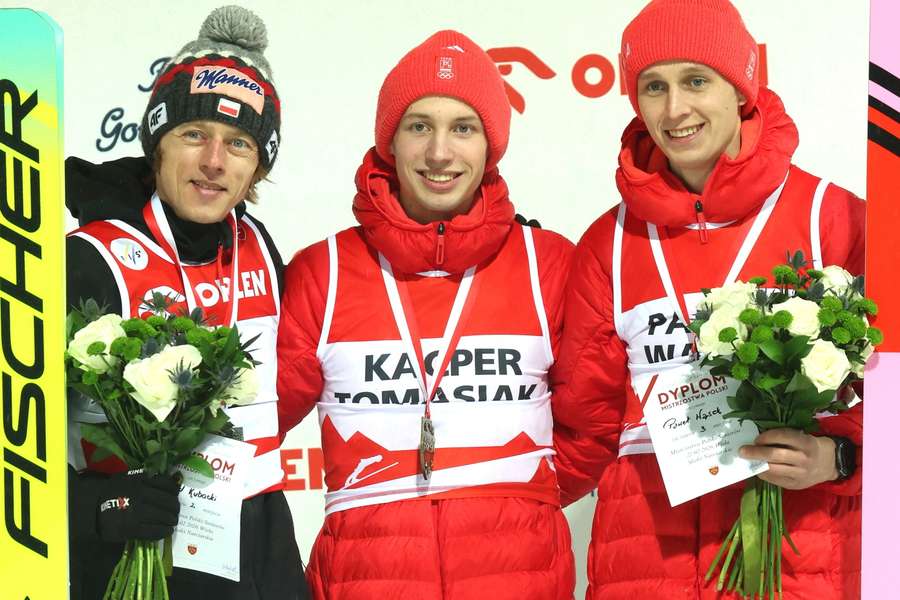 Kacper Tomasiak (C) został mistrzem Polski w skokach narciarskich, 22 bm. w Wiśle. Drugi był Dawid Kubacki (L), a trzeci Paweł Wąsek (P).
