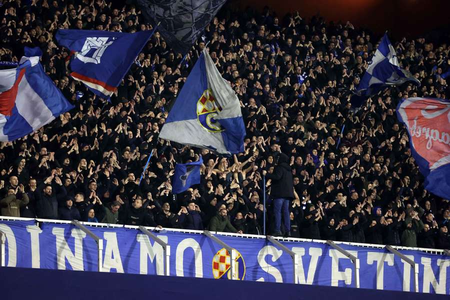Aficionados del Dinamo de Zagreb animan a su equipo.