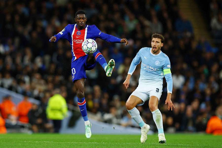 Ousmane Dembélé domina a bola perante Rúben Dias Ousmane Dembélé domina a bola perante Rúben Dias