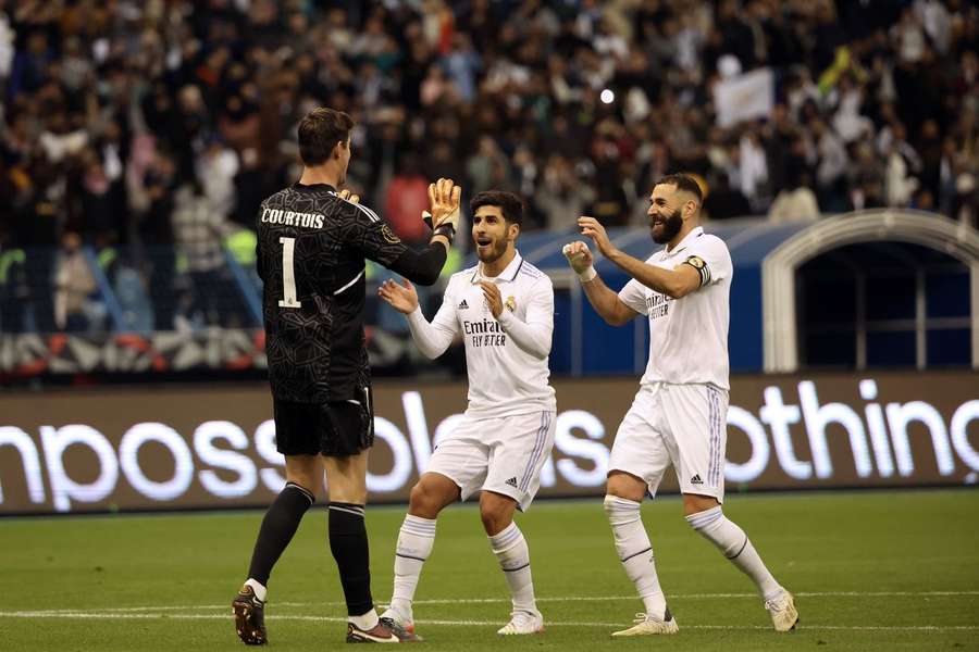 Benzema e Asensio festejam com Courtois