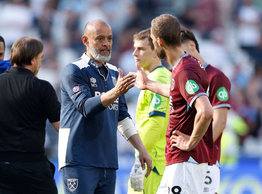 Nuno Espirito Santo ringrazia i suoi a fine partita