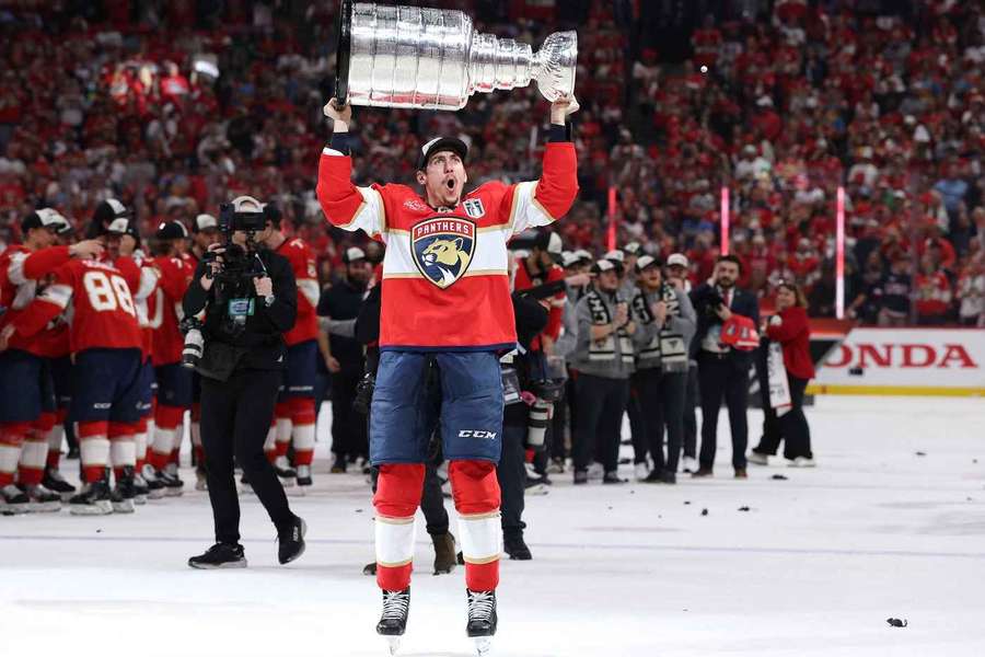 Tomáš Nosek nad hlavu zvedl Stanley Cup