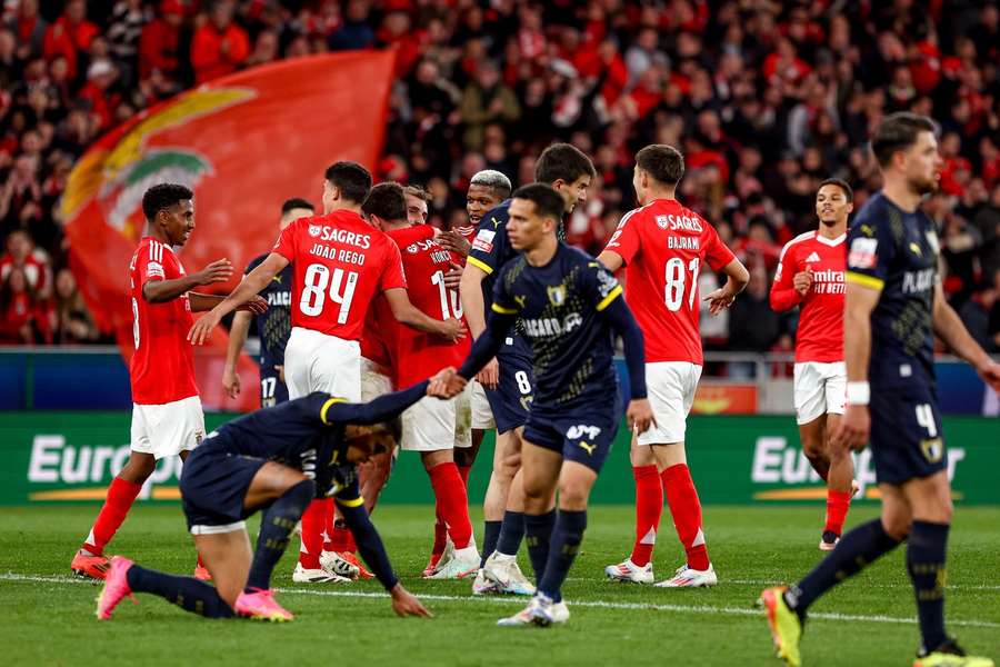 Famalicão caiu na Luz com goleada de 4-0