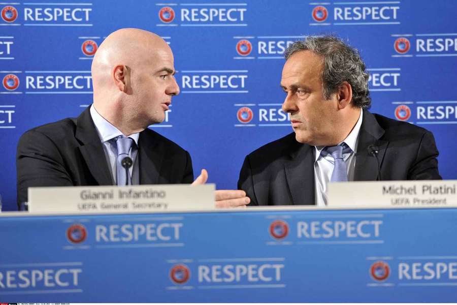 Platini a Infantino na zasadnutí UEFA v roku 2014.