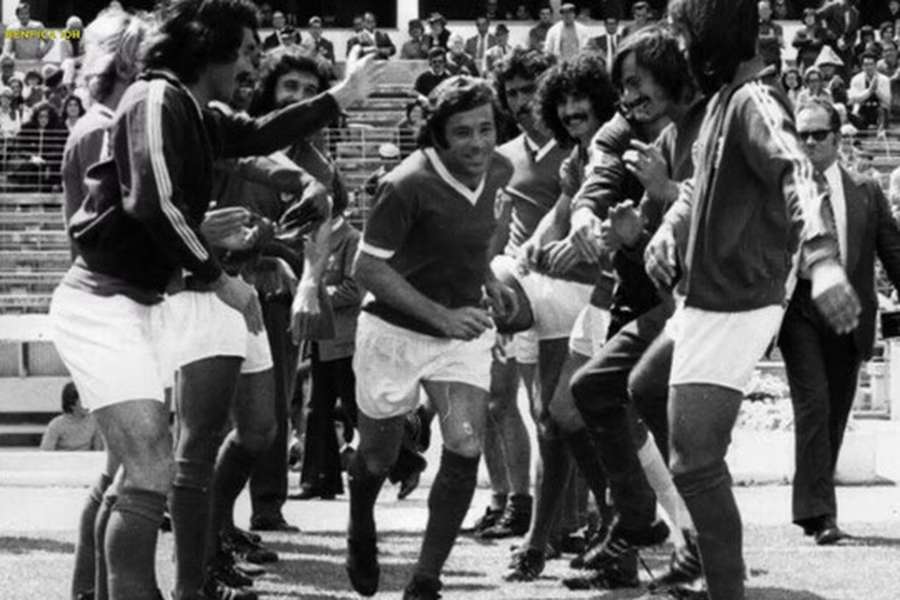 António Simões ao serviço do Benfica