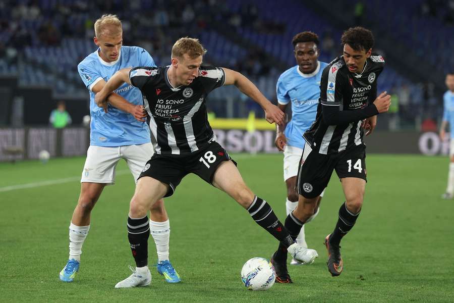 Adam Buksa z Udinese w starciu z zawodnikami Lazio.