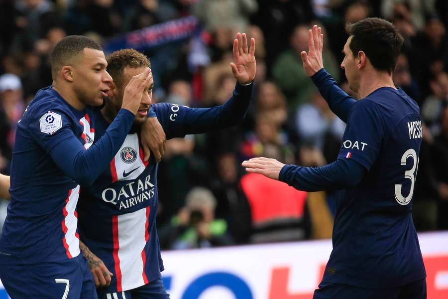 Mbappé, Neymar e Messi fizeram sonhar os adeptos parisienses