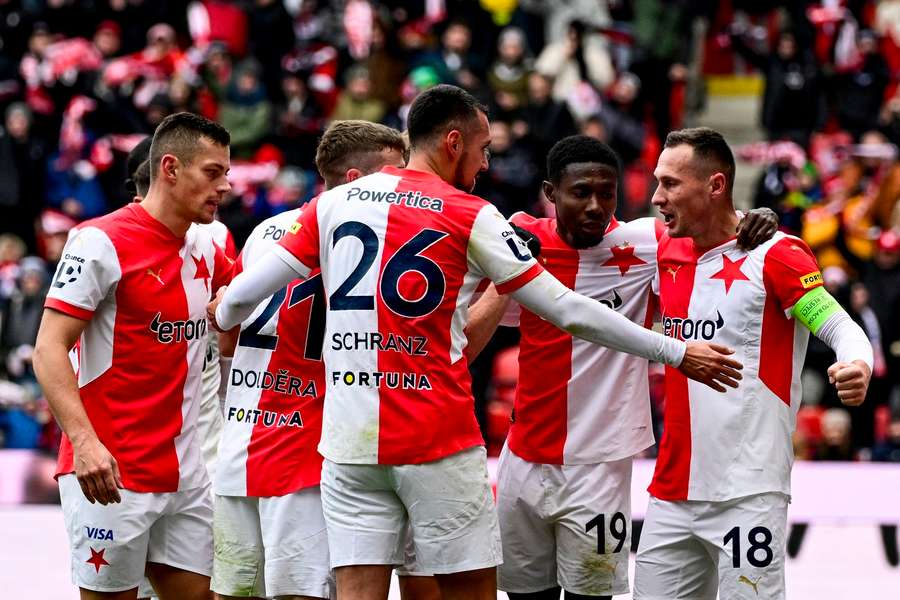 Slavia sa v chladom počasí vyhrieva na čele tabuľky.