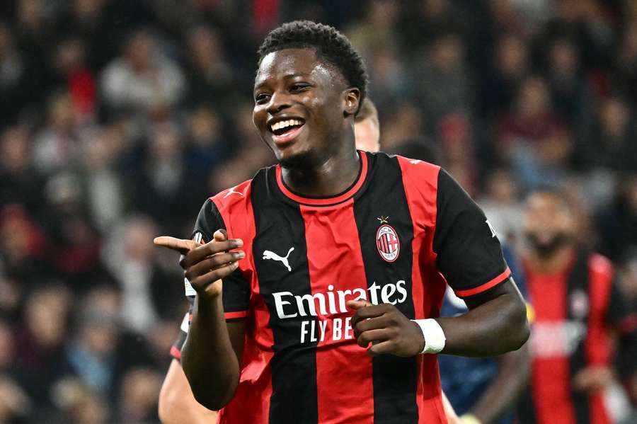 Alphadjo Cissé esulta dopo il secondo gol contro il Salisburgo Alphadjo Cissé esulta dopo il secondo gol contro il Salisburgo