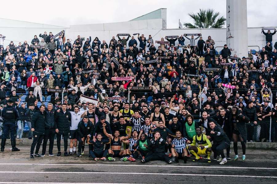 Os jogadores do Varzim em comunhão com os adeptos