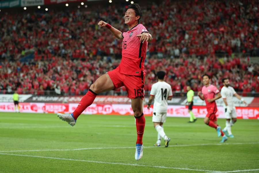 Nottingham Forest sign South Korea striker Hwang, loan him to Olympiakos