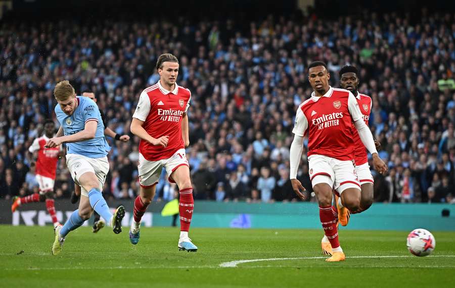 Manchester City midfielder Kevin De Bruyne (L) scores the opening goal