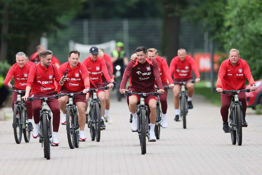 Jogadores polacos foram para o treino de bicicleta