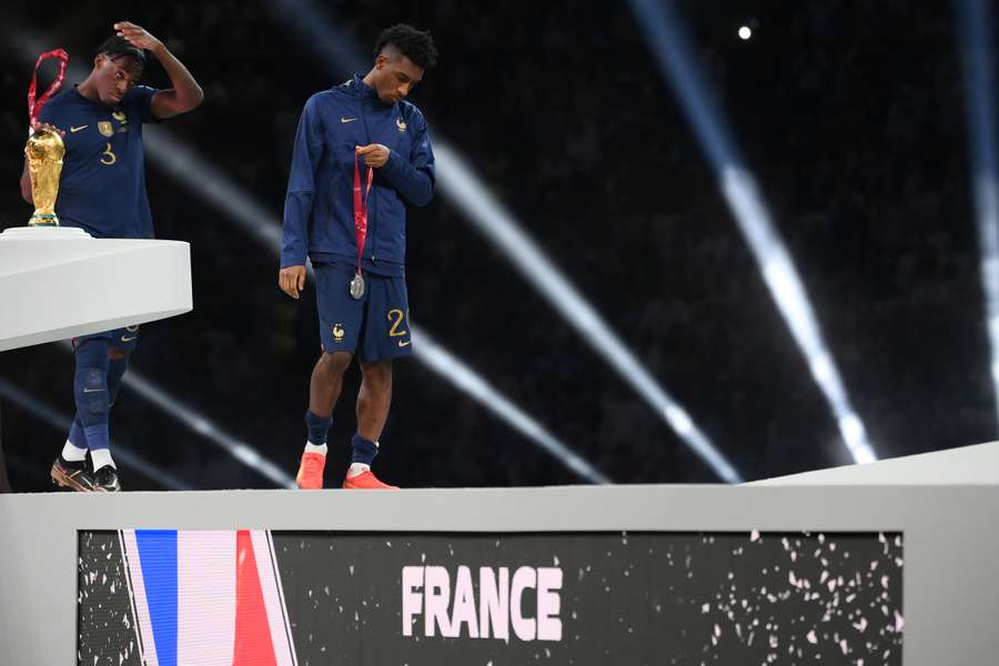 Kingsley Coman no momento em que recebeu a medalha no Mundial-2022