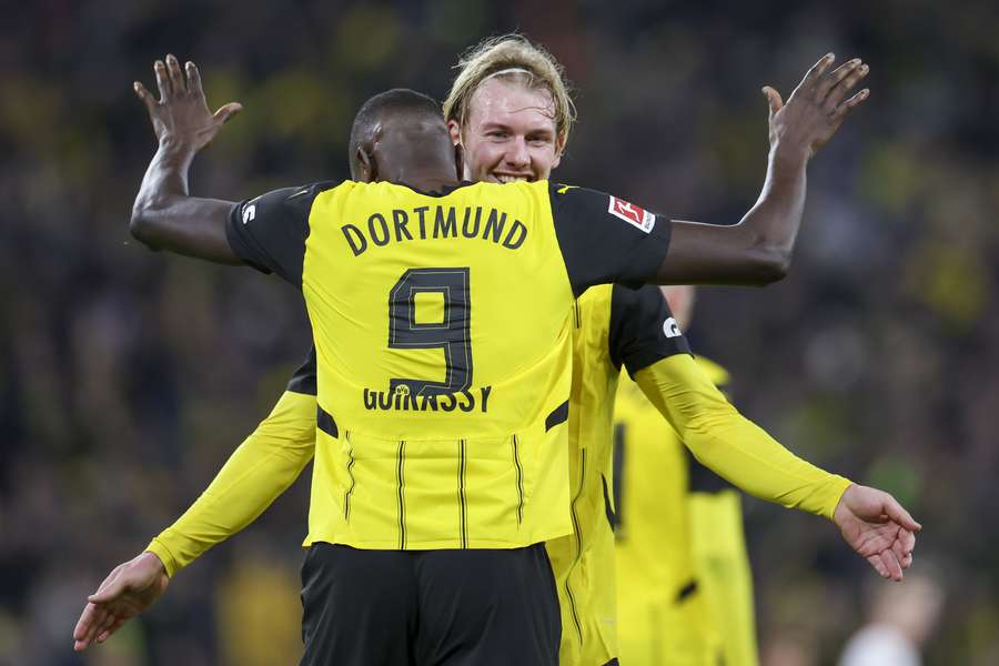 Serhou Guirassy viert de 2-1 van Borussia Dortmund met Julian Brandt