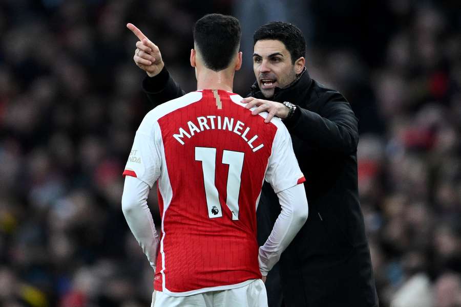 Mikel Arteta com o internacional brasileiro Martinelli