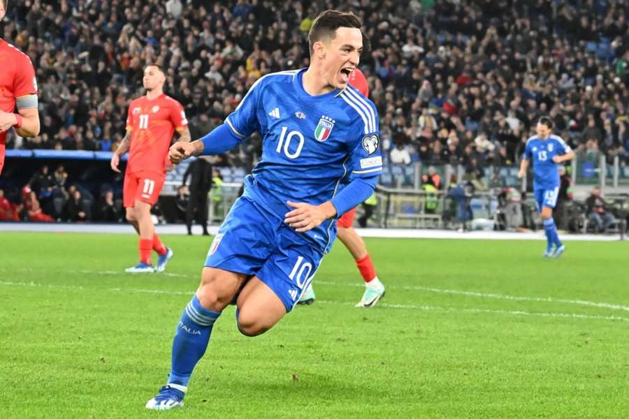 Raspadori celebra un gol con Italia ante Macedonia del Norte