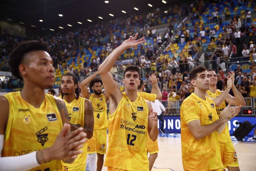 Los jugadores del Dreamland Gran Canaria saludan a su público tras ganar al Leyma Coruña