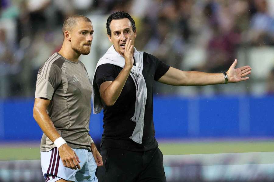 Unai Emery donnant des instructions à Matty Cash durant la pré-saison. Unai Emery donnant des instructions à Matty Cash durant la pré-saison.