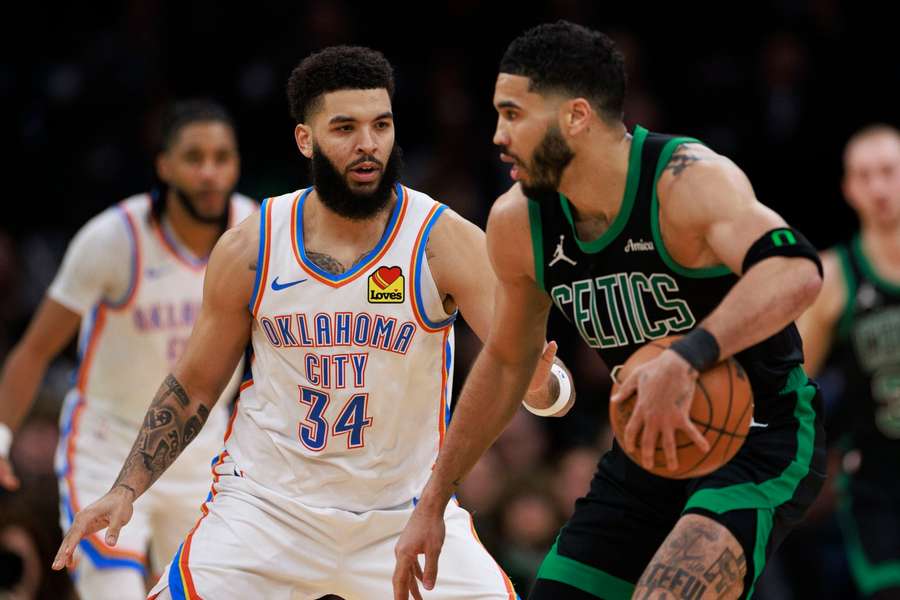 Kenrich Williams im Duell gegen Jayson Tatum.
