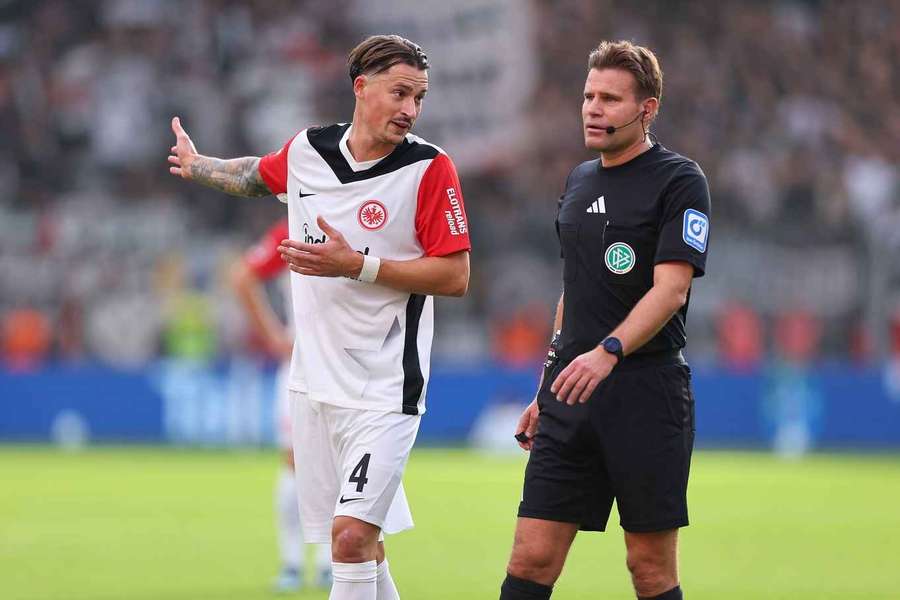 Frankfurts Robin Koch (l.) im Gespräch mit Dr. Felix Brych (r.).