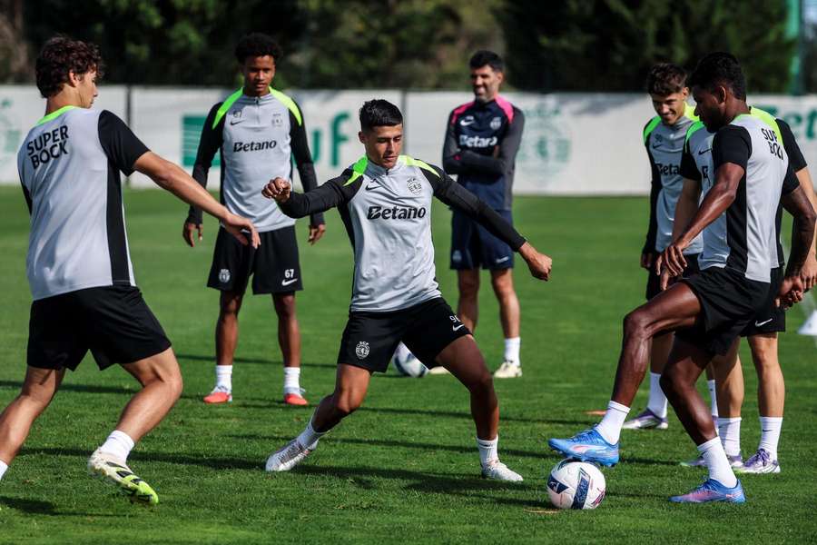 Samuel Justo entre Matheus Reis e Eduardo Quaresma