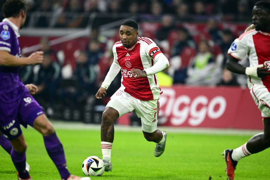 Ajax mist aanvoerder Steven Bergwijn donderdag in het afsluitende Europa League-duel met AEK Athene Ajax mist aanvoerder Steven Bergwijn donderdag in het afsluitende Europa League-duel met AEK Athene
