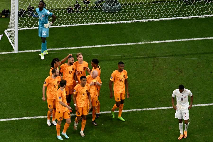 Países Bajos ganó 2-0 a una inofensiva Catar.