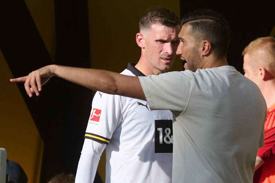 Borussia Dortmunds neuer Trainer Nuri Sahin (r.) im Gespräch mit Top-Neuzugang Pascal Groß.