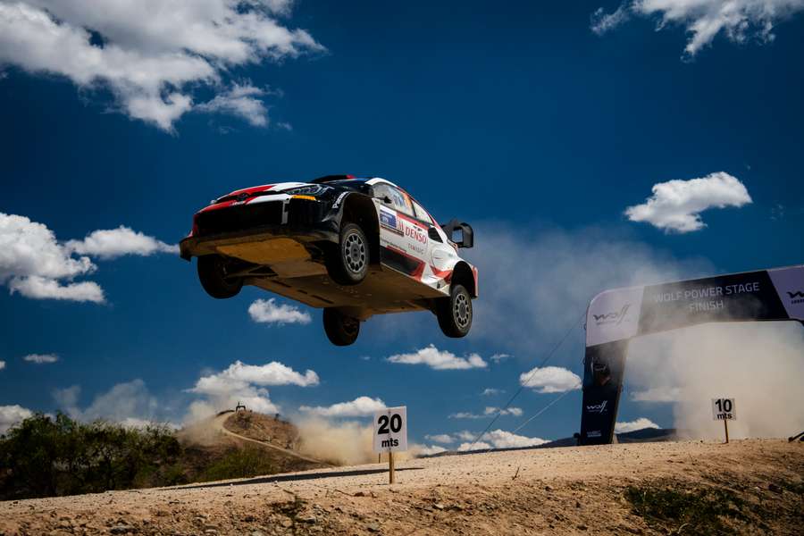 Takamoto Katsuta vai na frente Takamoto Katsuta vai na frente