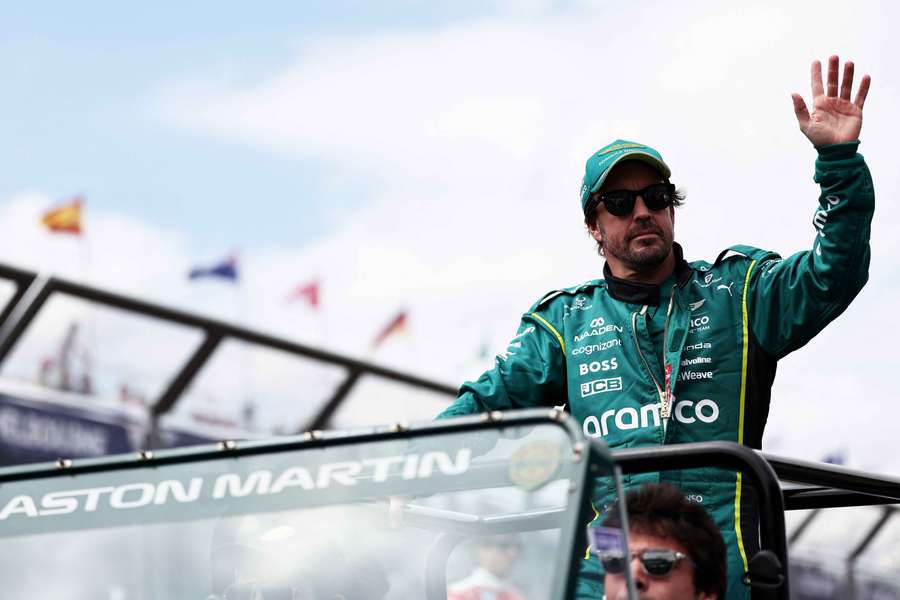 Alonso saluda al público