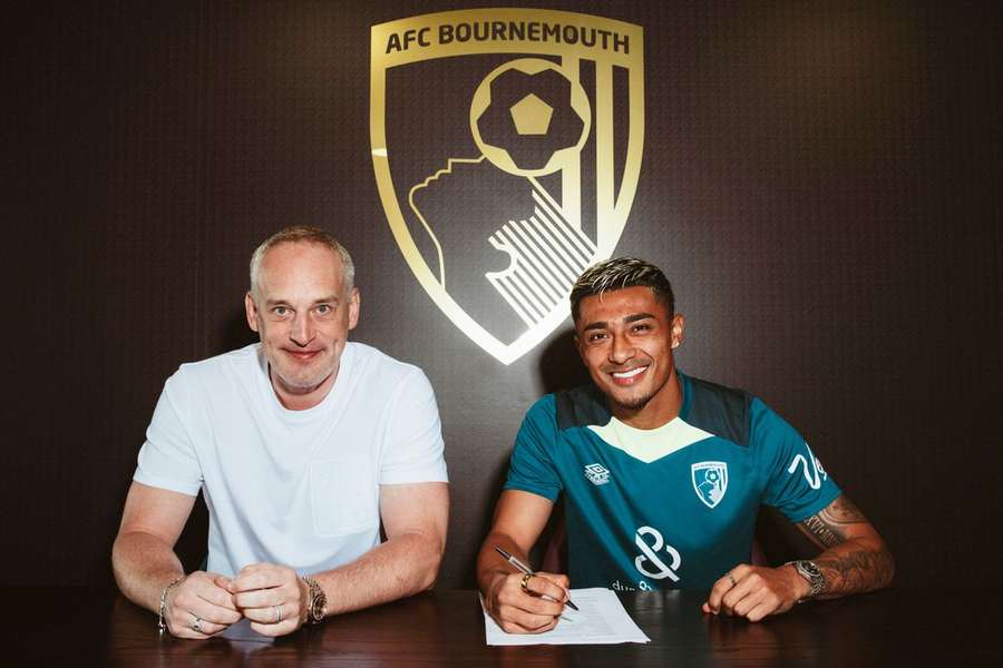 Julián Araujo apresentado no Bournemouth