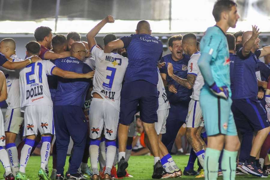 Jogadores do Água Santa comemoram classificação na Vila Belmiro