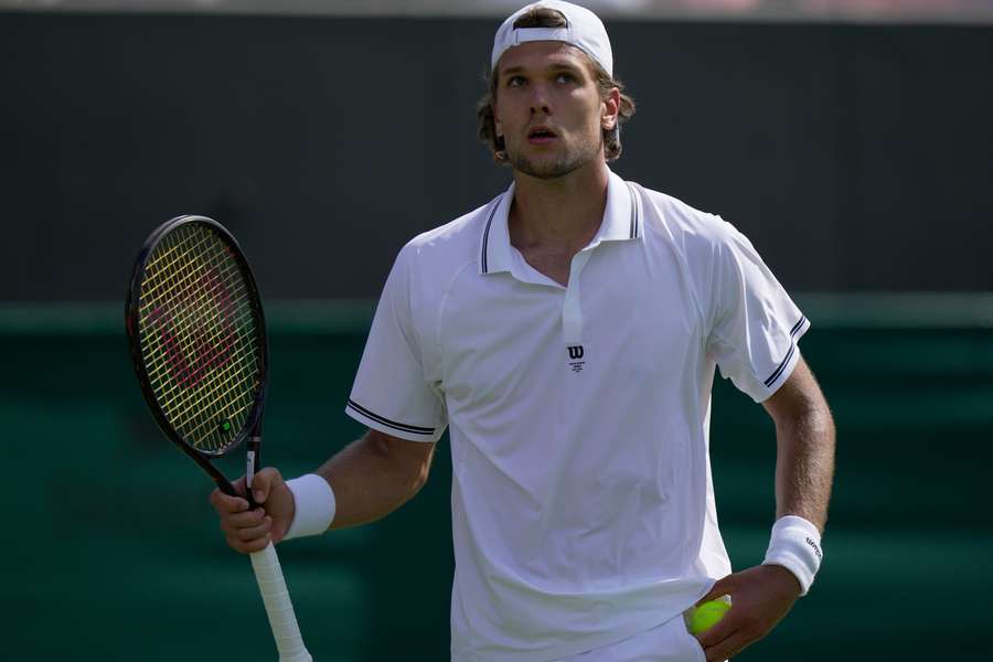 Virtanen prepares to serve during his win
