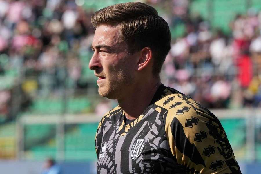 Jonathan Klinsmann sofreu fratura no pescoço diante do Palermo