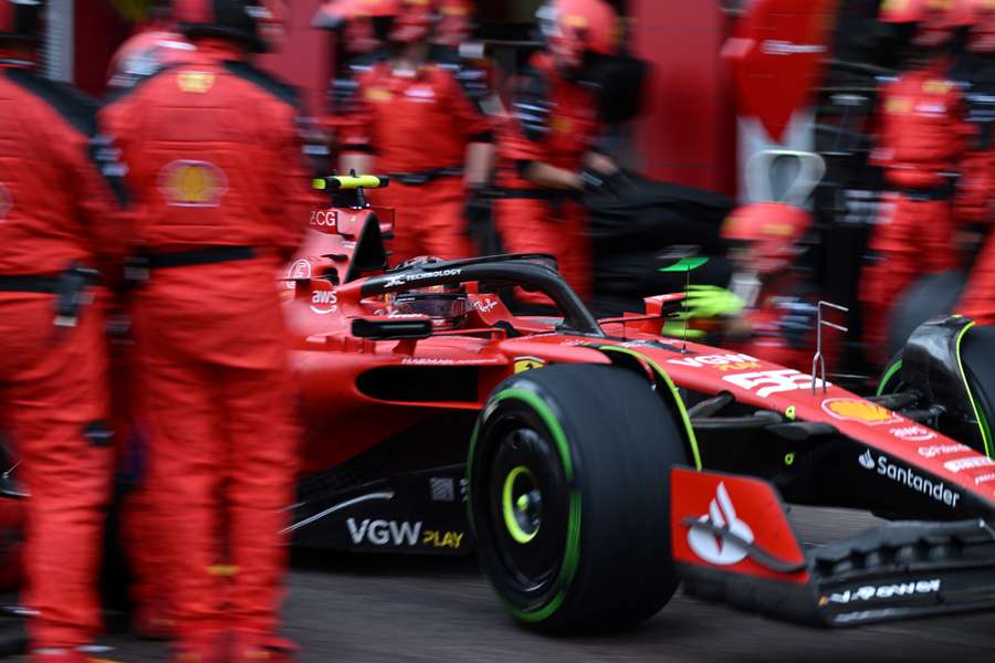 Carlos Sainz, en boxes durante el Gran Premio de Mónaco 