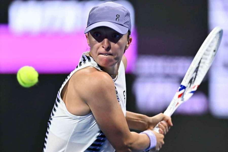 Swiatek golpea la bola