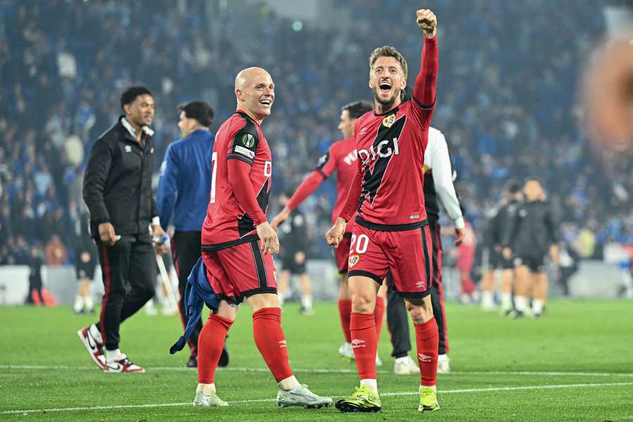 Isi y Balliu, durante un partido europeo del Rayo Vallecano Isi y Balliu, durante un partido europeo del Rayo Vallecano
