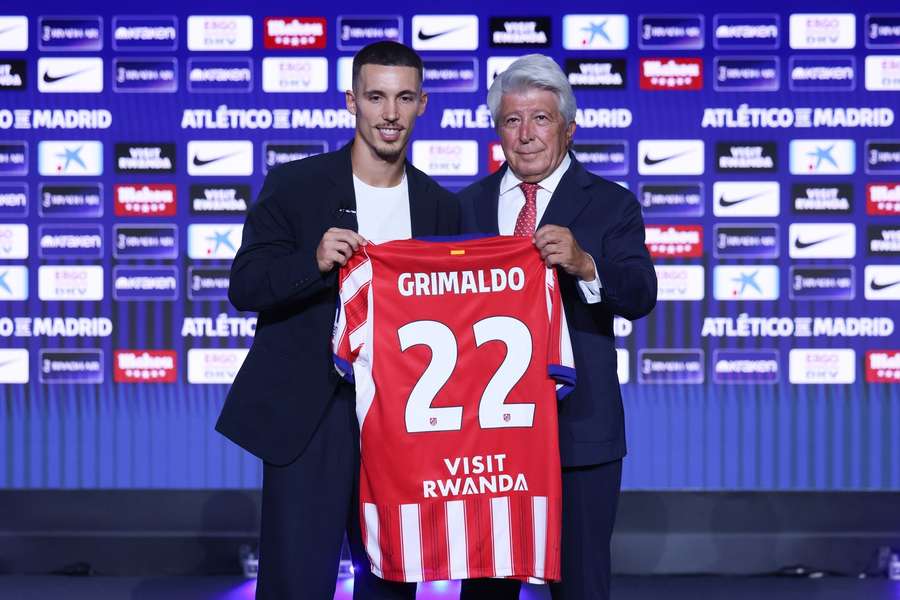 Grimaldo, junto a Enrique Cerezo en su presentación como jugador del Atlético de Madrid Grimaldo, junto a Enrique Cerezo en su presentación como jugador del Atlético de Madrid