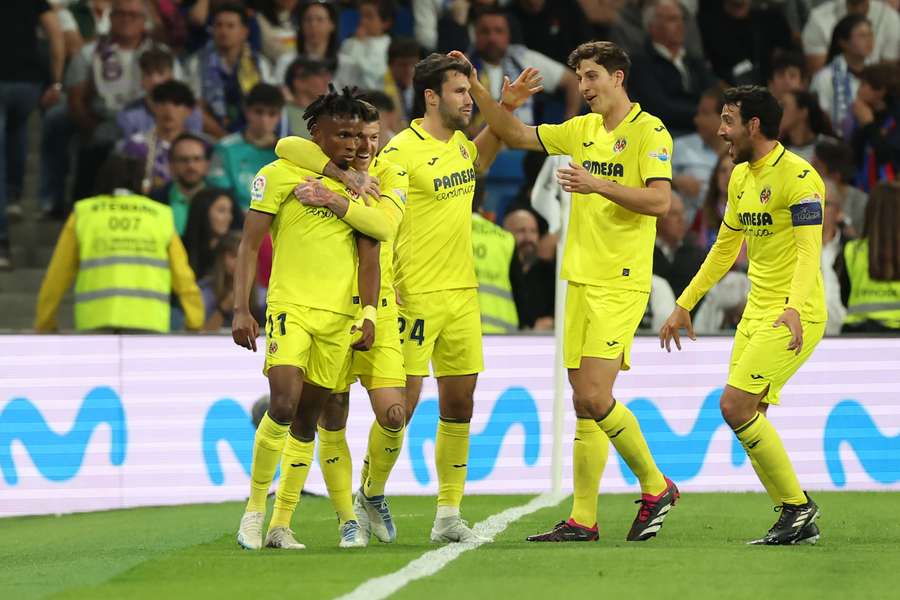 Chukwueze celebra con sus compañeros el gol de la victoria del Villarreal en el Bernabeú